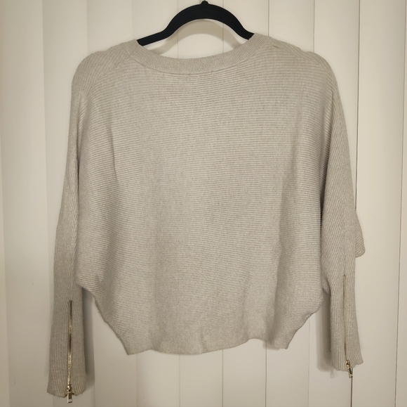 Carmen Marc Valvo grey long dolman sleeve sweater Woman's size Small - Picture 2 of 3